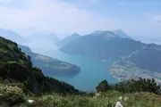 Schöne Aussicht auf den See im Tal vom Grat vom Klingenstock zum Fronalpstock 