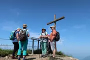 Das Ziel der Wanderung wurde erreicht - die Firma Mutter am Gipfelkreuz