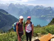 Frau Muffler und Frau Ebe beim Wandern über den Grat vom Klingenstock zum Fronalpstock 