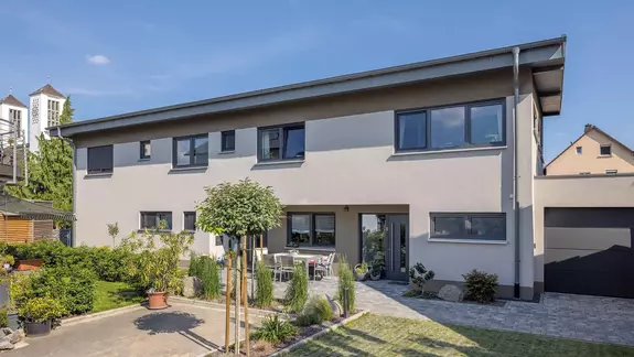 Haus Ising | Modernes Zweifamilienhaus mit separatem Homeoffice-Bereich.